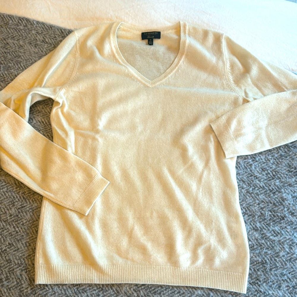 Charter Club cashmere M v neck sweater